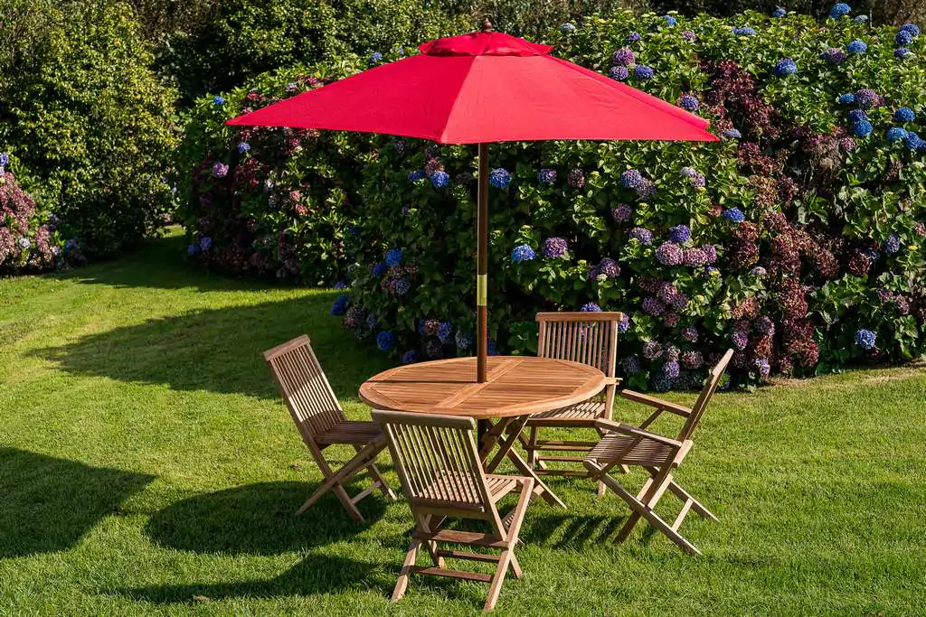 RED 2.5M WOODEN GARDEN PARASOL – CLEARANCE