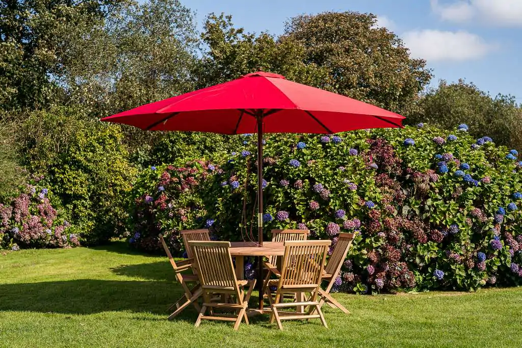 Octagonal 3.5m Wooden Garden Parasol – Bright Red